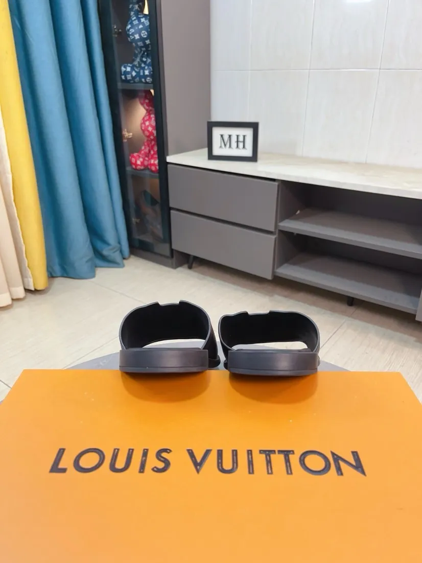 Men's shoes 💰340🌸🌸LV medium men's spring and summer slippers counter synchronization. The uppers are imported cowhide fabrics from Italy, logo graphics and high-quality craftsmanship. Soles: original soles specially provided by the original factory. Exclusive molded soles are super comfortable. Original factory single goods. 🔍🔍High quality. You can enter and exit the counter at will. Welcome to compare. Size 38-45